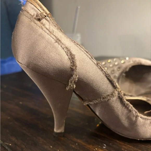 Pedro Garcia Satin Raw-Edge Trim Pumps w/ Swarovski Studs size 7.5 (37.5 euro) - Picture 5 of 6